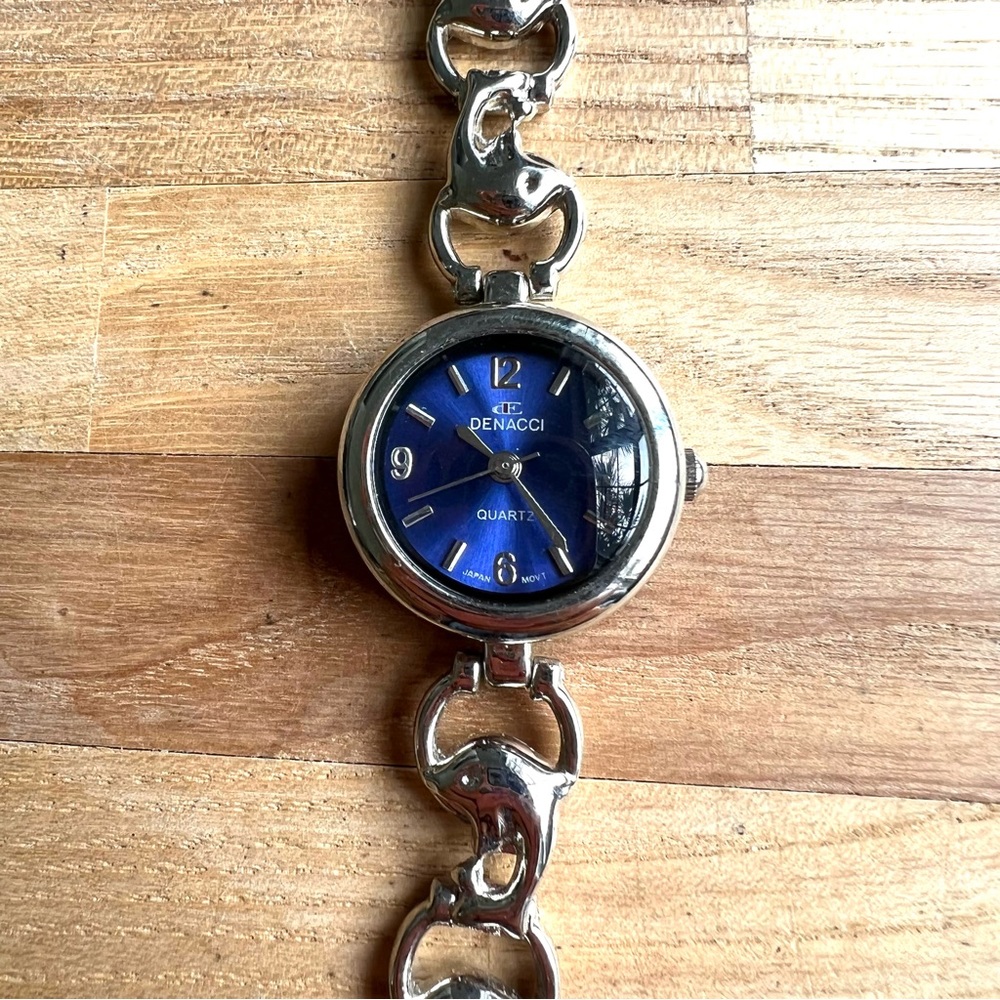 Denacci ladies blue dial dolphin links silver tone fashion watch NEW BATTERY